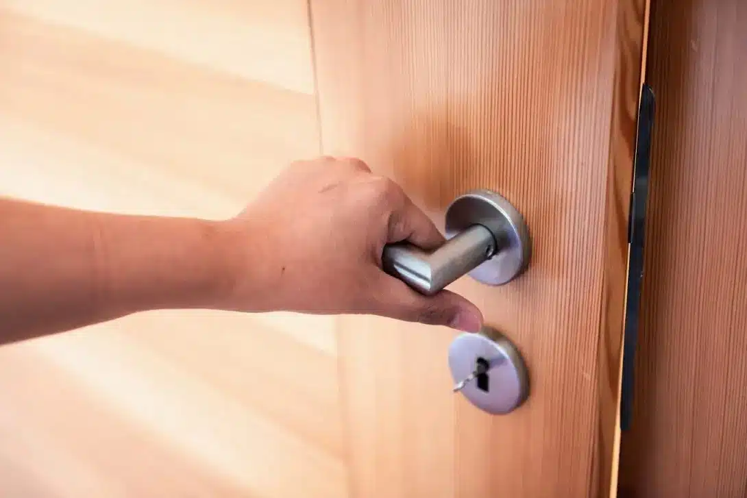 5 astuces pour isoler phonétiquement un rideau devant une porte d'entrée