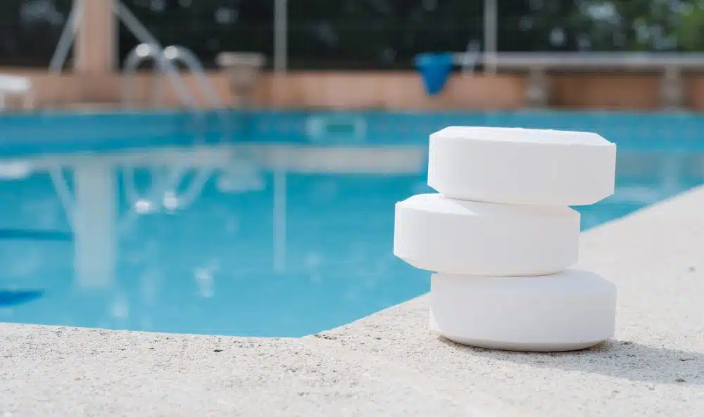 Les avantages et inconvénients de la piscine à sel : chlore ou eau salée ?