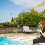 Les avantages et inconvénients de la piscine à sel : chlore ou eau salée ?