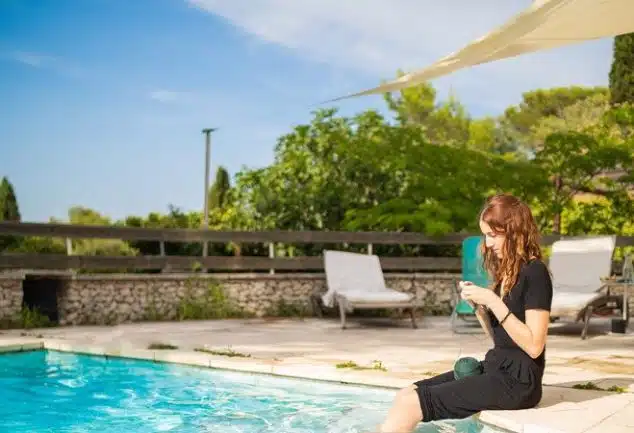 Les avantages et inconvénients de la piscine à sel : chlore ou eau salée ?