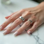 Bague trop grande qui tourne sur le doigt d'une femme posée sur un comptoir en marbre blanc