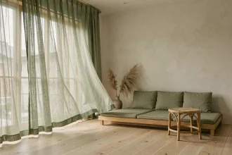 Rideaux japonisants en lin sauge dans un salon minimaliste wabi-sabi aux tons naturels