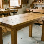 Table bar en bois massif de chêne dans un atelier de menuiserie avec détails de joints et grain naturel visible