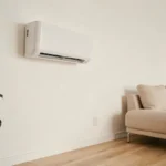 Unité intérieure de pompe à chaleur air-air montée au mur dans un salon moderne et minimaliste